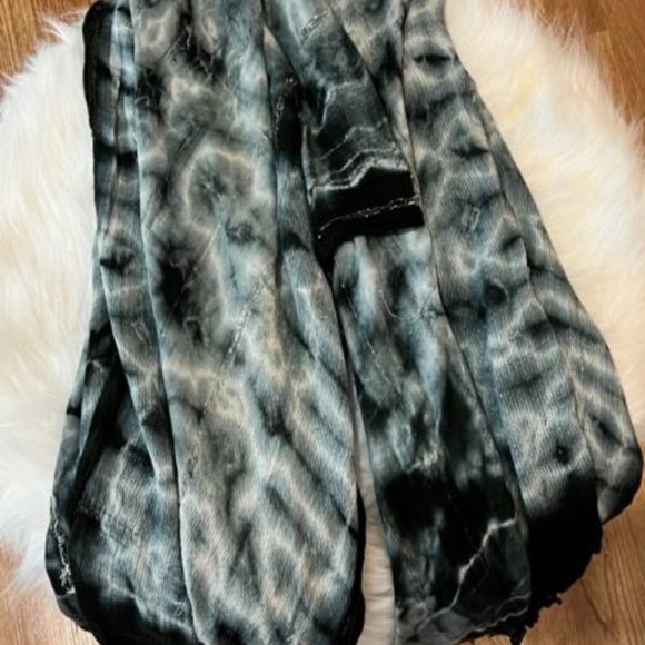 Blue Grey and White Lightweight Scarf NWT - Picture 8 of 8